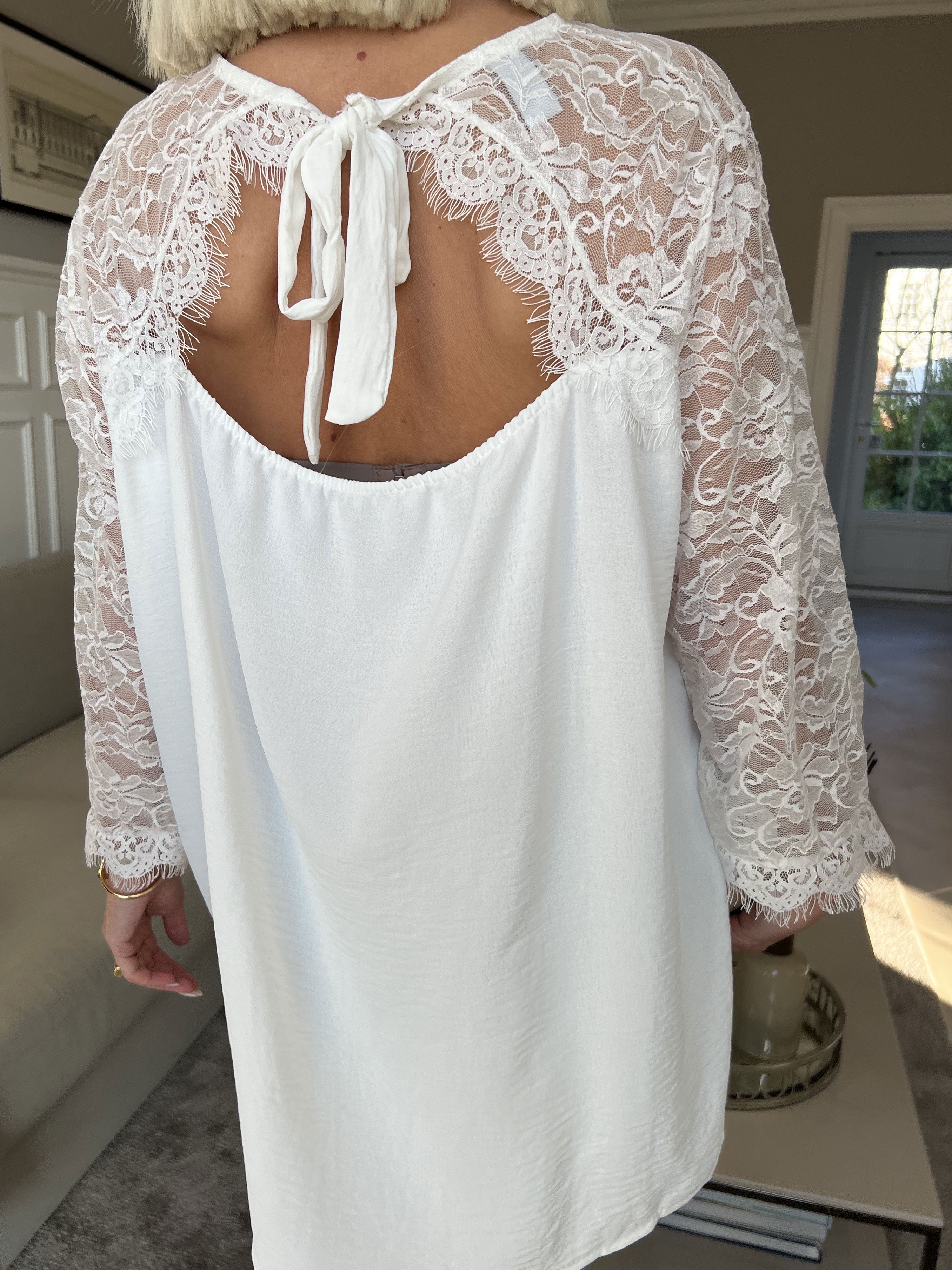 Nadine - Söt plus size spetstunika med rosett i ryggen